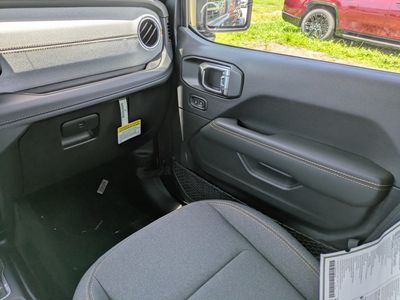2025 Jeep Wrangler - Photo 16