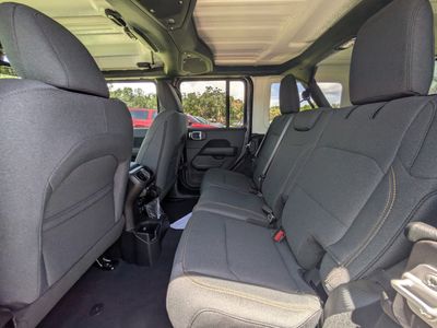 2025 Jeep Wrangler - Photo 12
