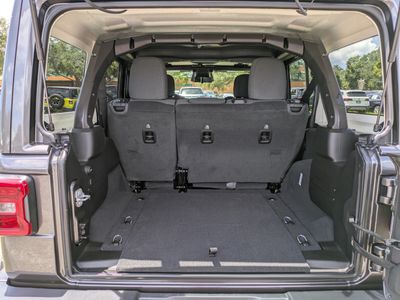 2025 Jeep Wrangler - Photo 11
