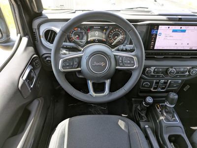2025 Jeep Wrangler - Photo 14