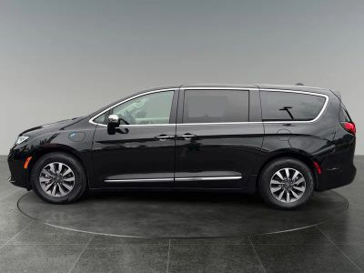 2023 Chrysler Pacifica Hybrid — detail view