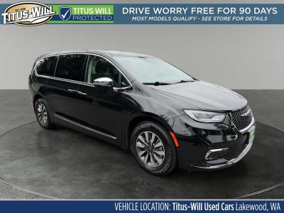 2023 Chrysler Pacifica Hybrid Limited in Brilliant Black Crystal Pearlcoat — front three-quarter view