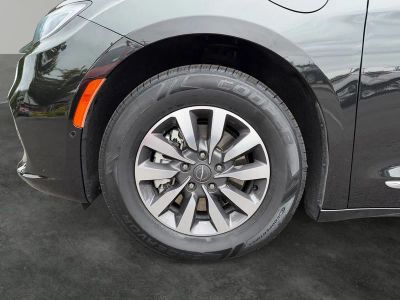 2023 Chrysler Pacifica Hybrid — interior view