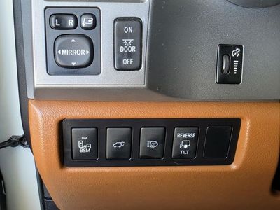 2016 Toyota Sequoia — photo 29 view