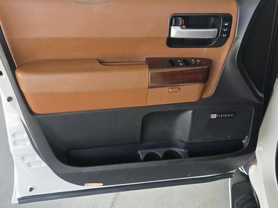 2016 Toyota Sequoia — photo 41 view