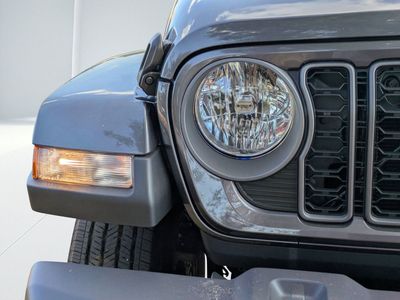 2026 Jeep Gladiator — photo 8 view