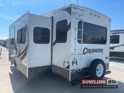 2014 Crusader 295RST — rear three-quarter view