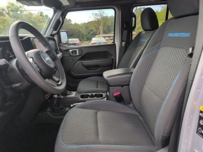 2024 Jeep Wrangler — photo 12 view