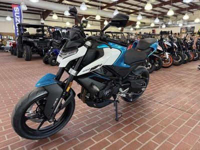 2025 CFMOTO 450NK - Photo 2