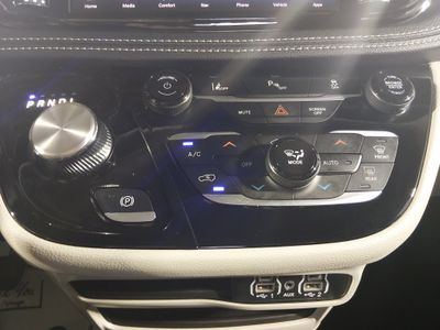 2024 Chrysler Pacifica — photo 13 view