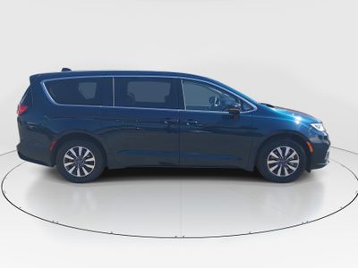 2024 Chrysler Pacifica — photo 8 view