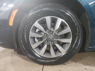 2024 Chrysler Pacifica — photo 10 view
