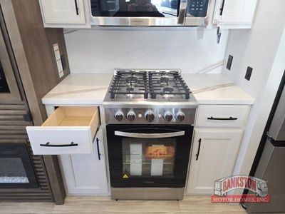 2026 Montana 3100RL - Photo 12