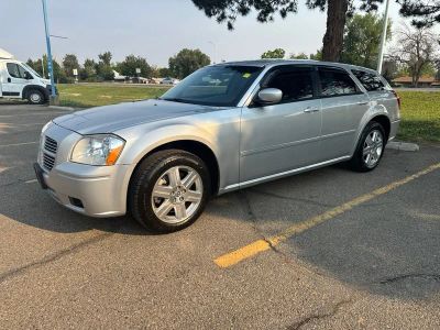 2007 Dodge Magnum SXT in Bright Silver Metallic — front three-quarter view