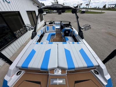 2025 Malibu 21 LX - Photo 8