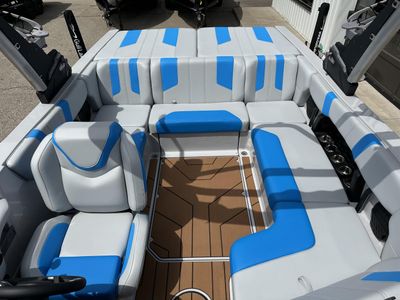2025 Malibu 21 LX - Photo 14