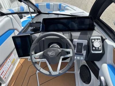 2025 Malibu 21 LX - Photo 12