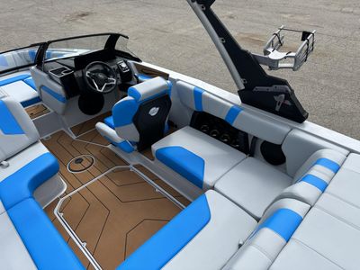 2025 Malibu 21 LX - Photo 11