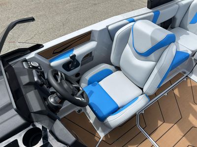 2025 Malibu 21 LX - Photo 15