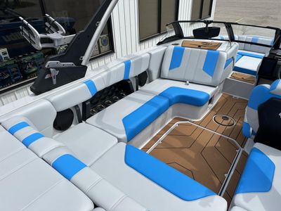2025 Malibu 21 LX - Photo 9