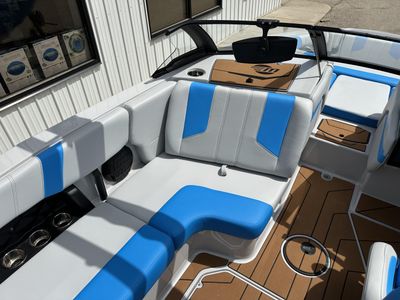 2025 Malibu 21 LX - Photo 10