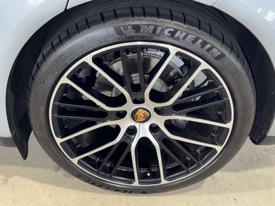 2023 Porsche Panamera - Photo 35
