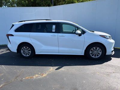 2022 Toyota Sienna — side profile view