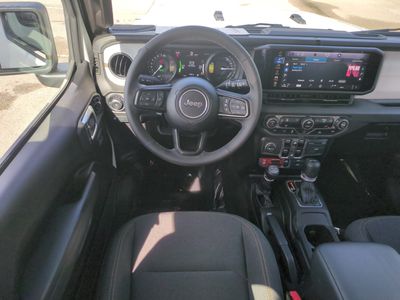 2025 Jeep Wrangler - Photo 18