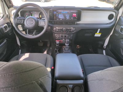 2025 Jeep Wrangler - Photo 17