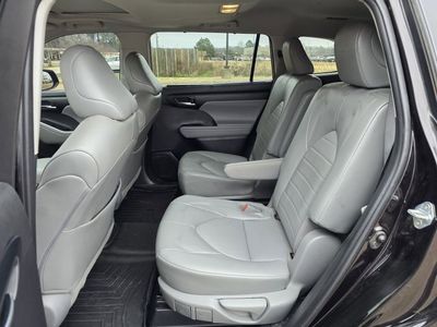 2022 Toyota Highlander - Photo 16