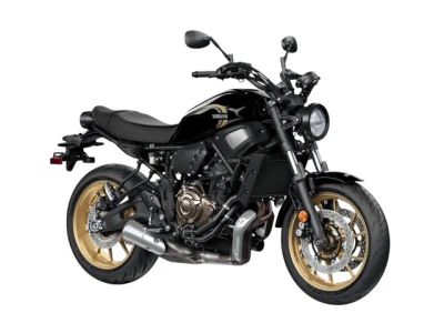 2026 Yamaha XSR700 — front three-quarter view