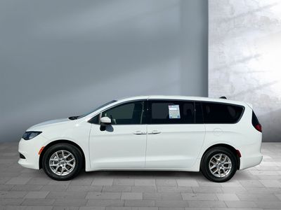 2022 Chrysler Voyager - Photo 3