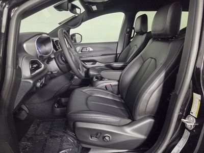 2026 Chrysler Pacifica — photo 11 view