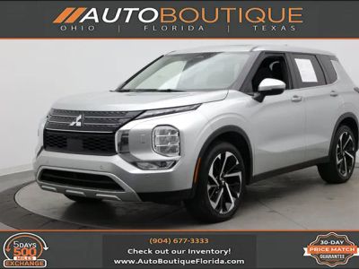 2024 Mitsubishi Outlander SE in Silver — front three-quarter view
