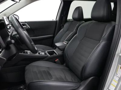 2024 Mitsubishi Outlander — photo 16 view