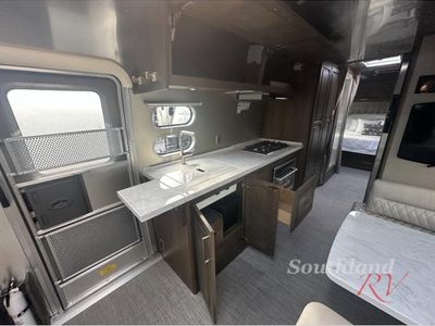 2026 Airstream Classic - Photo 10