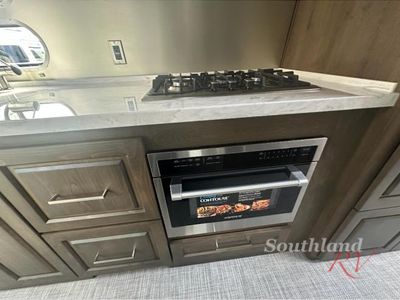 2026 Airstream Classic - Photo 11