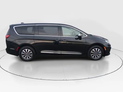 2023 Chrysler Pacifica — photo 8 view