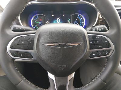 2023 Chrysler Pacifica — photo 12 view