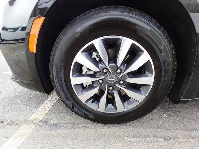 2023 Chrysler Pacifica — photo 10 view