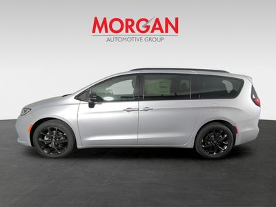 2026 Chrysler Pacifica — photo 8 view
