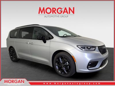 2026 Chrysler Pacifica Select in Silver — front three-quarter view