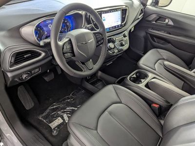 2026 Chrysler Pacifica — photo 11 view