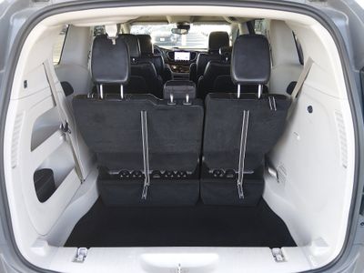 2023 Chrysler Pacifica — photo 11 view