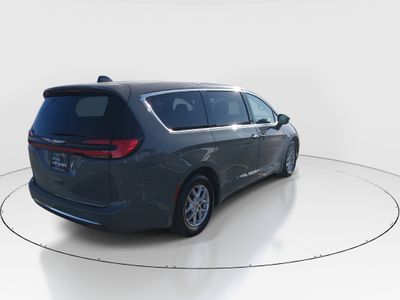 2023 Chrysler Pacifica — photo 7 view