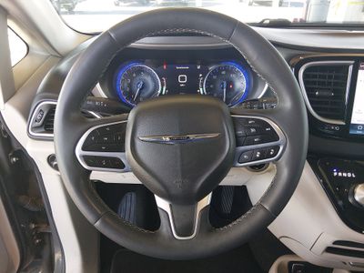 2023 Chrysler Pacifica — photo 12 view