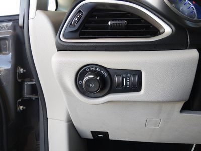 2023 Chrysler Pacifica — photo 13 view
