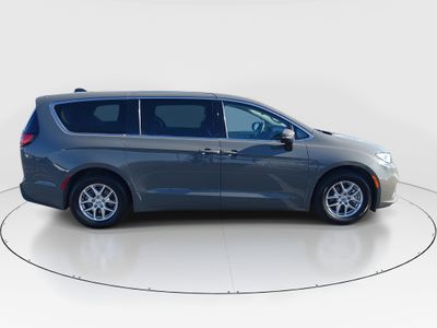 2023 Chrysler Pacifica — photo 8 view
