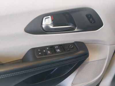 2023 Chrysler Pacifica — photo 19 view