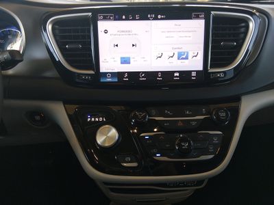 2023 Chrysler Pacifica — photo 20 view